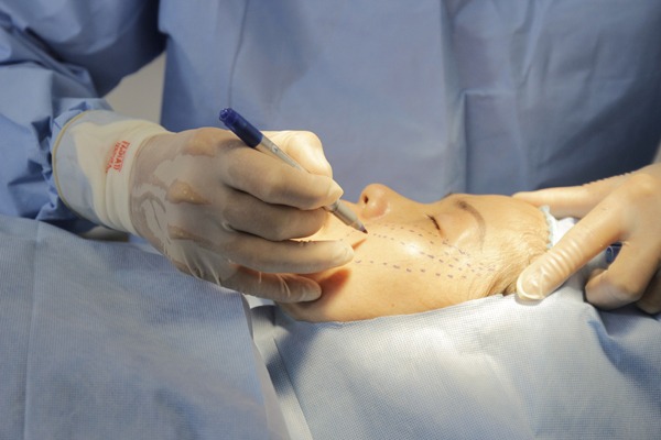 Bác sĩ tiến hành phẫu thuật căng da mặt theo phác đồ chuẩn