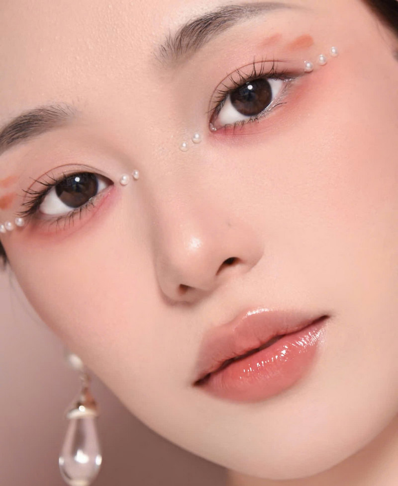 Mắt giọt lệ có đuôi mắt cong mềm mại