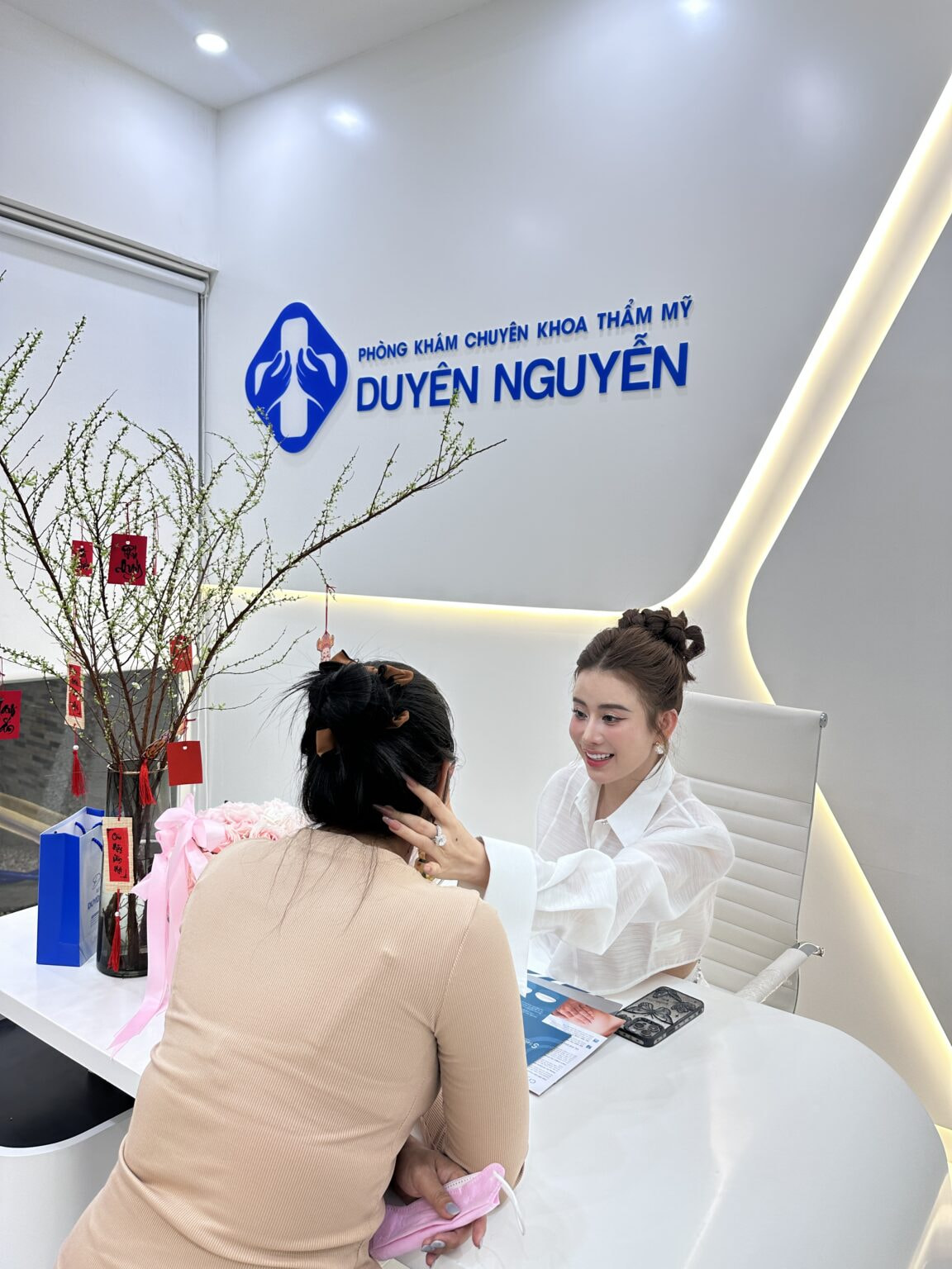 Bác sĩ tiến hành thăm khám trước khi thực hiện tiêm filler rãnh cười