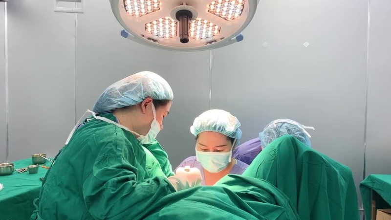 Các bác sĩ thăm khám và tiến hành phẫu thuật cắt môi cô bé tạo hình trong 1-2 giờ