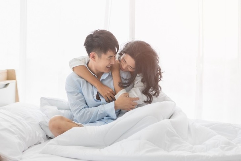 Nên kiêng quan hệ khoảng 1 tháng sau khi cắt môi cô bé