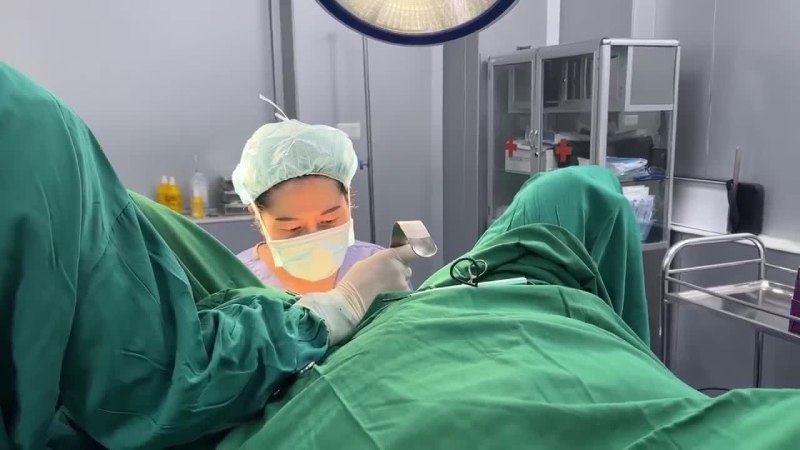 Bác sĩ thực hiện cắt môi cô bé