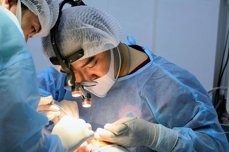 Các bác sĩ có chuyên môn cao, cam kết thực hiện không biến chứng nâng cung chân mày