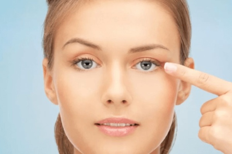 Cung mày quá cao hoặc quá thấp biểu hiện của nâng cung chân mày bị hỏng