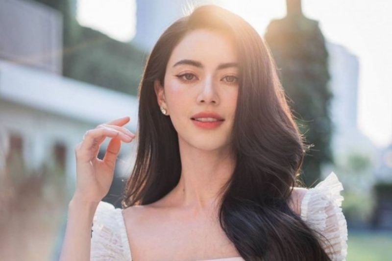 Chân mày hình cánh cung giúp gương mặt diễn viên Mai Davika thanh lịch hơn