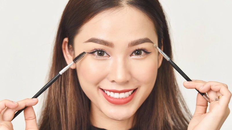Bạn có thể tự make up để tạo hình chân mình hình cánh cung